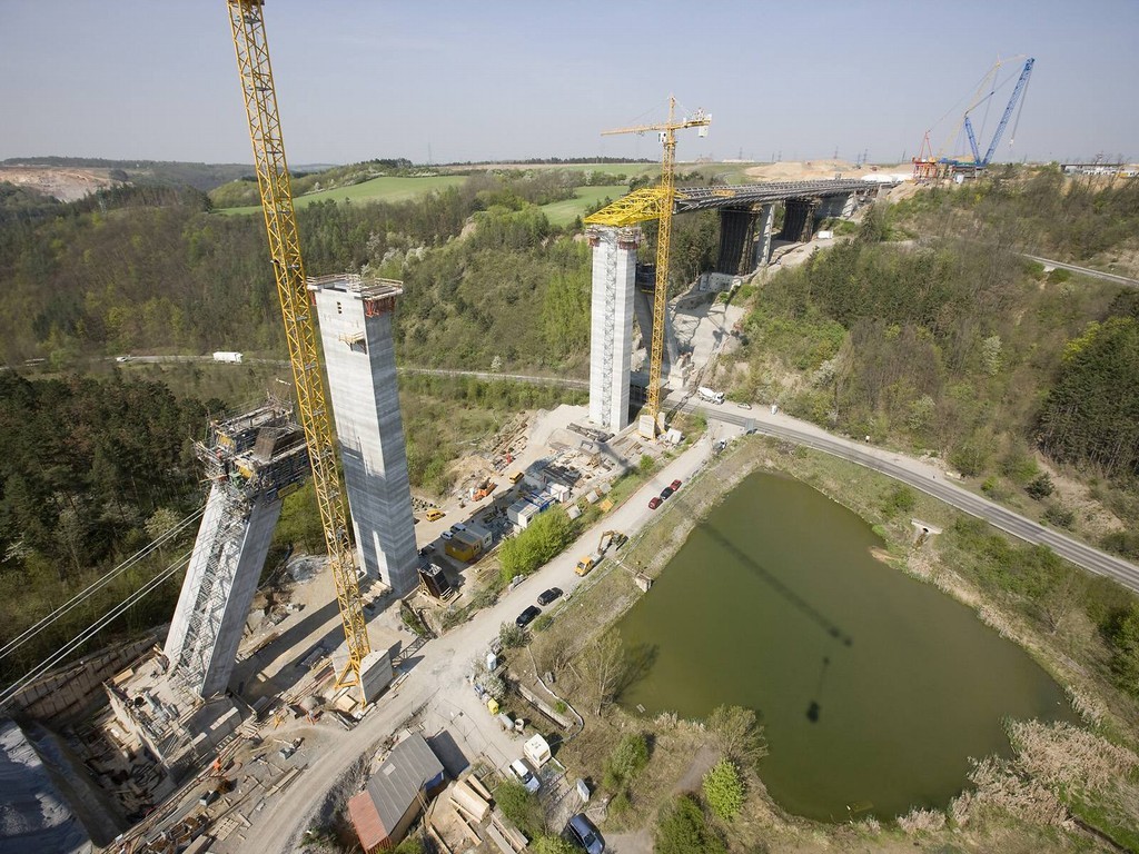 Výstavba mostu přes Lochkovské údolí