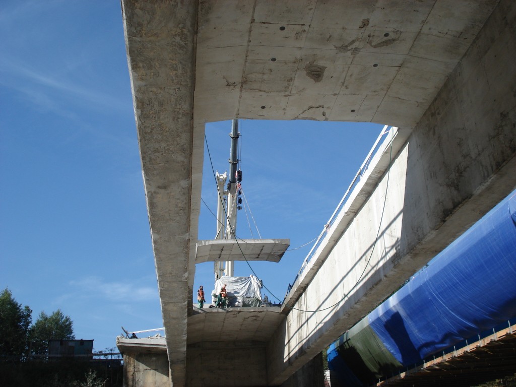 Vyřezávání středové desky mostové konstrukce