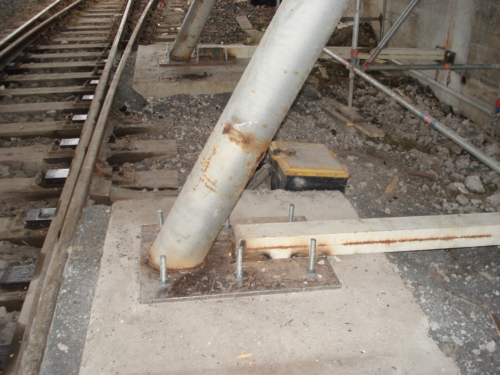 Kotvení ocelových prvků opěry při demolici mostu - Třebušice